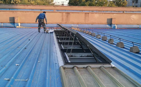 某区域性物流仓储中心澄城排烟窗系统安装项目